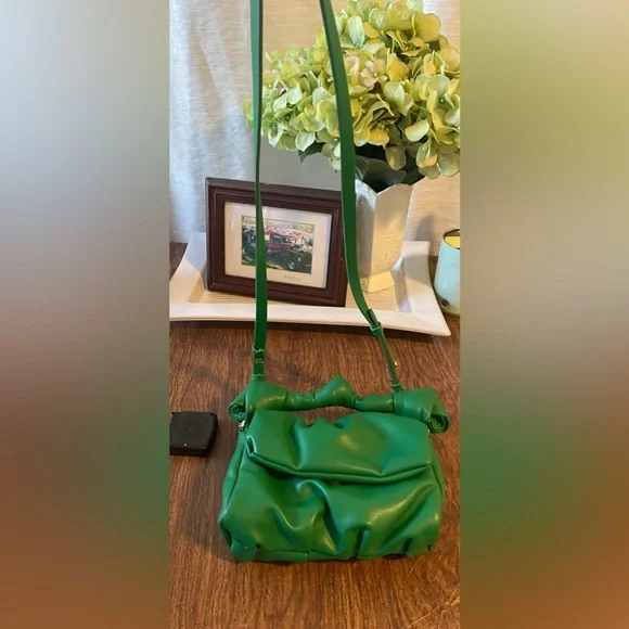 BAG- ZARA shoulder bag. Poofy Green. Long shoulder and poofy handle straps. - Picture 7 of 10